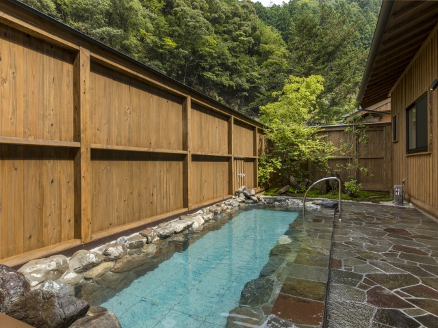 サウナ棟露天水風呂
